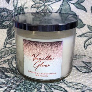 🎀 $16 - Ulta Beauty Vanilla Glow Scented Soy Blend Candle Brand New Glass